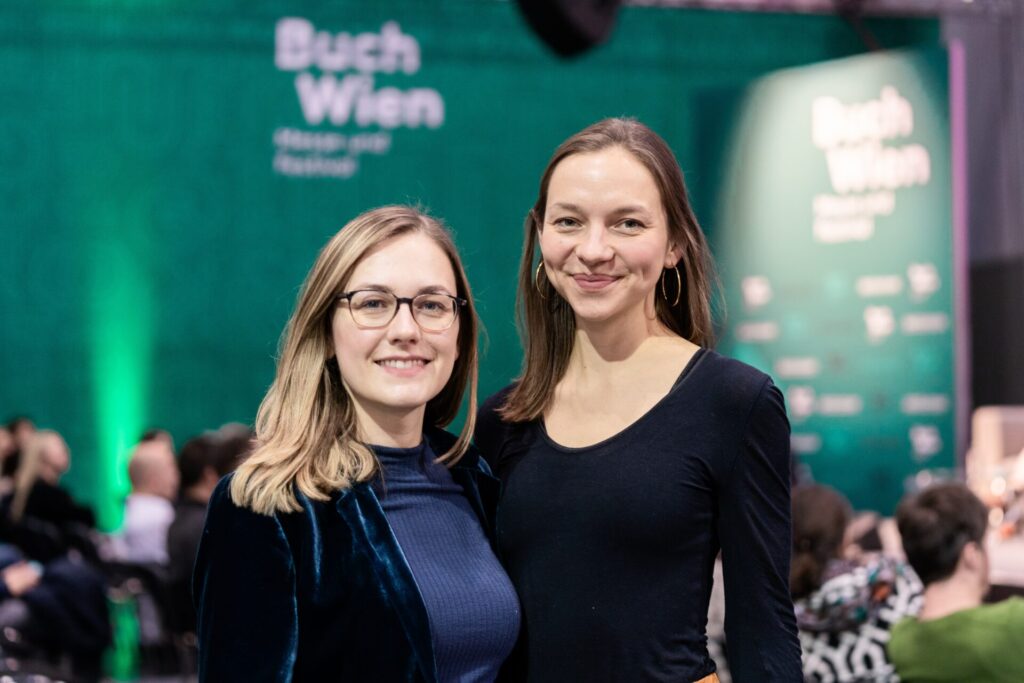 Julia Ritter (links) und Sophia Stanger (rechts) bei der Buch Wien 2024. (C) Daniela Nickmann