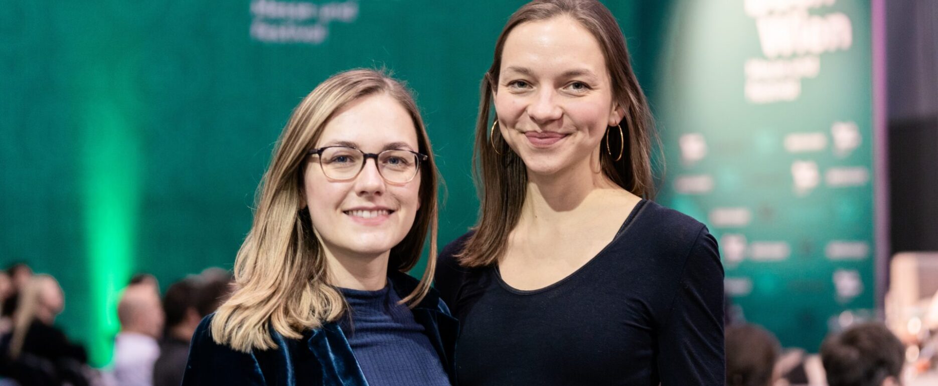 Julia Ritter (links) und Sophia Stanger (rechts) bei der Buch Wien 2024. (C) Daniela Nickmann